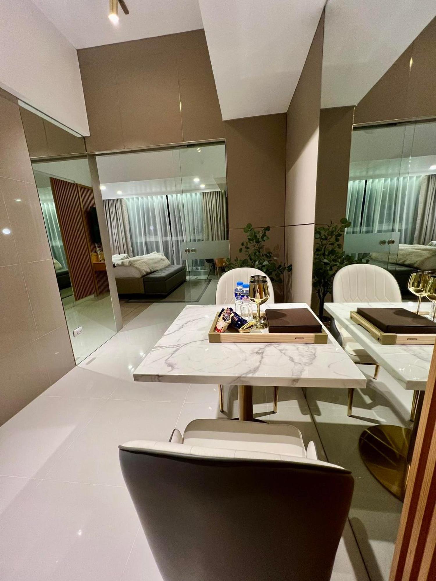 Hotel Vibe Condo At Uptown Parksuites Bgc Taguig Exterior photo