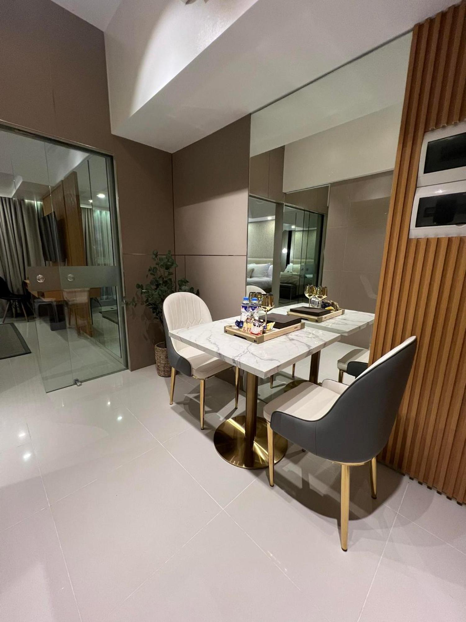 Hotel Vibe Condo At Uptown Parksuites Bgc Taguig Exterior photo
