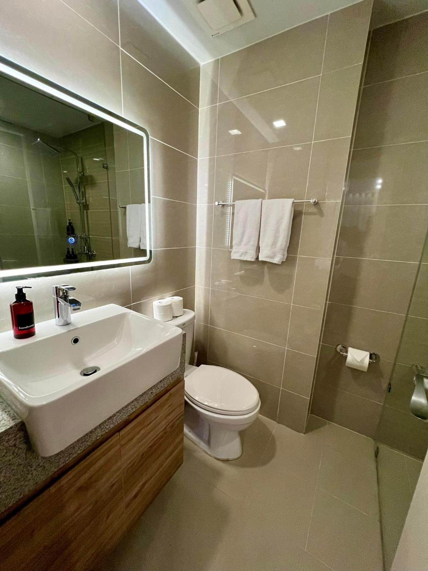 Hotel Vibe Condo At Uptown Parksuites Bgc Taguig Exterior photo